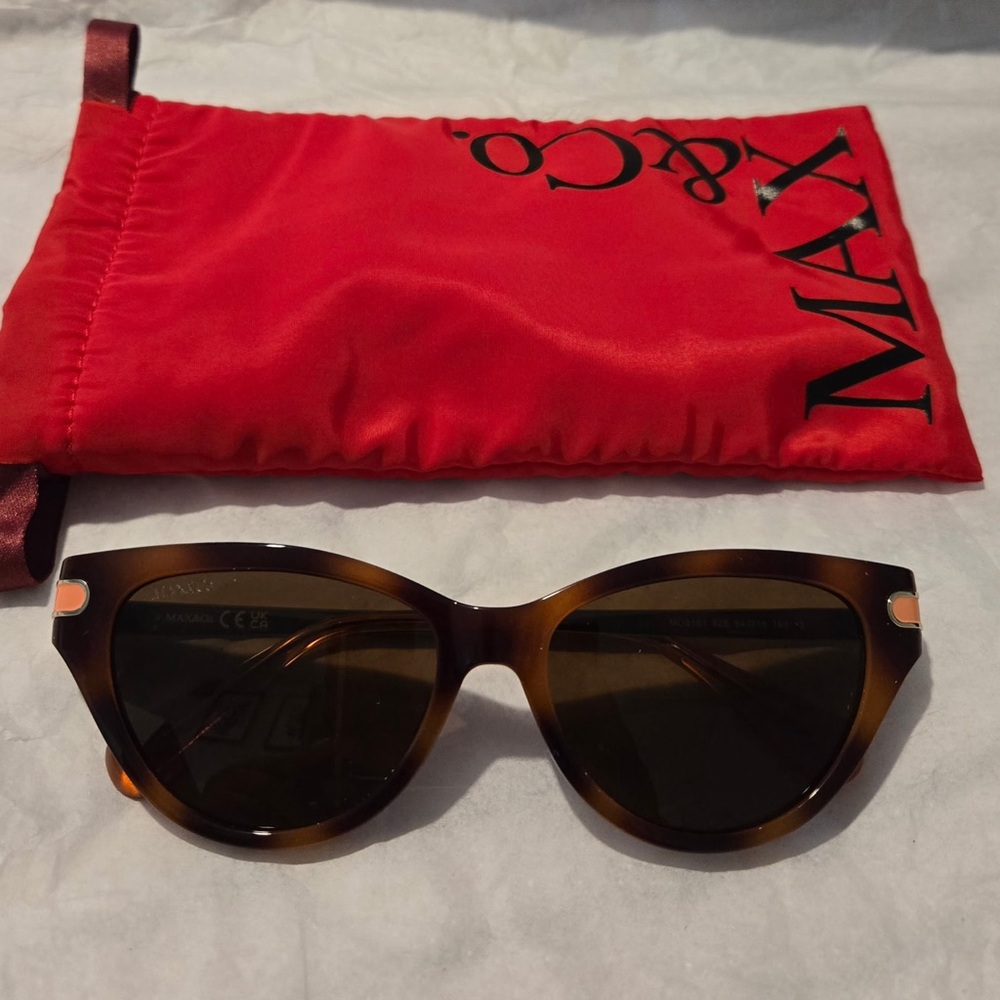 Max &Co MO0101 52E TORTOISE
Havana Women's Sunglasses. SIZE:
54/16/145